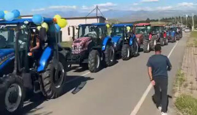 Traktörlü düğün konvoyu görenleri şaşırttı