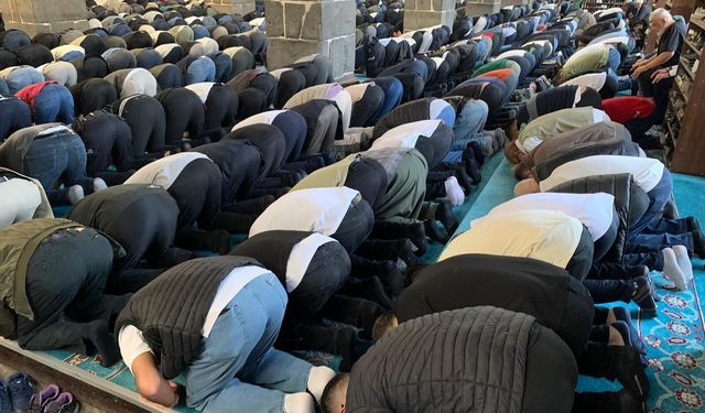 Kurban Bayramı sabahında Diyarbakır Ulu Camii doldu taştı