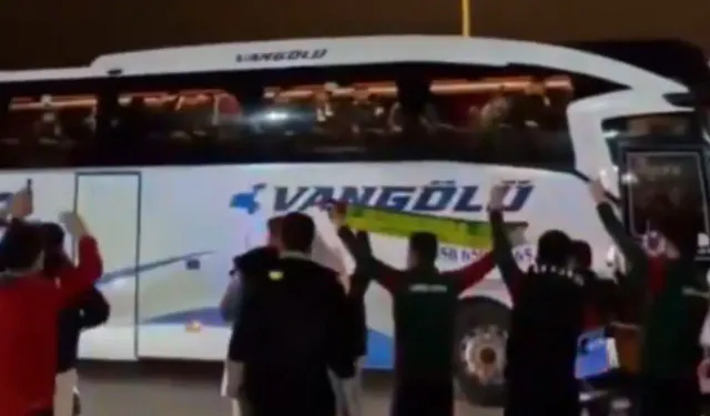 Trabzon’da durdurulan “Şampiyon Amedspor” yazılı otobüse Diyarbakır’da coşkulu karşılama