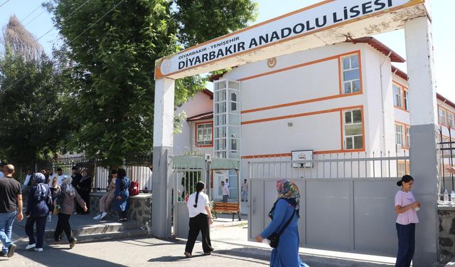 Diyarbakır'da AYT Maratonu: Öğrenciler sınavda, Aileler dışarıda ter döktü