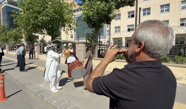 Diyarbakır’da davullu zurnalı boşanma kutlaması