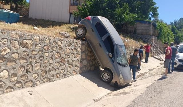 Otomobil kafa üstü çakıldı: 2 yaralı