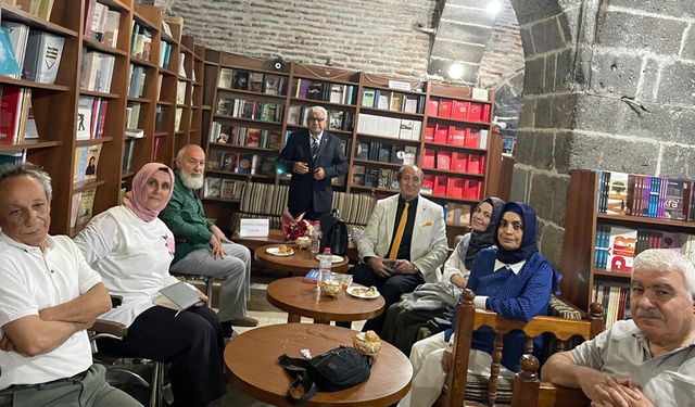 Diyarbakır’da Eğitimci – Yazar Evirgen’in imza gününde anlamlı buluşma
