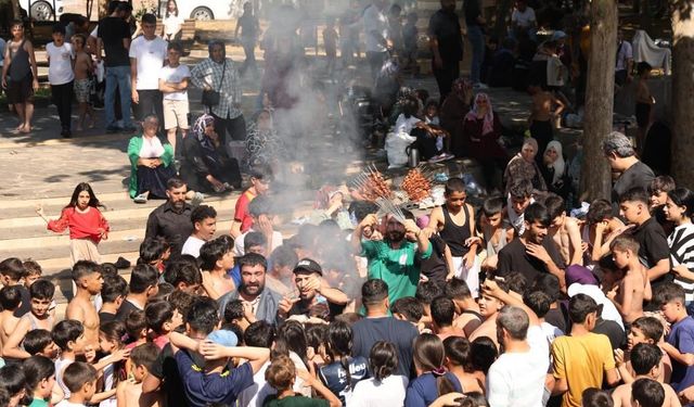 Diyarbakır’da sıra dışı görüntü: Havuz başında ciğer şöleni