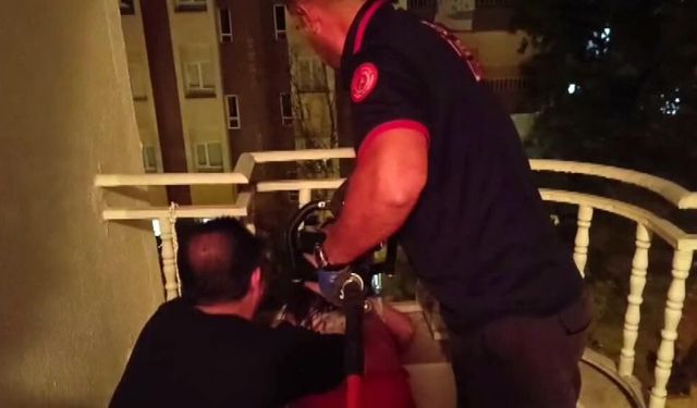Kafası balkon korkuluklarına sıkıştı