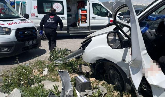 Otomobiller çarpıştı 4 kişi öldü, 2 kişi yaralandı