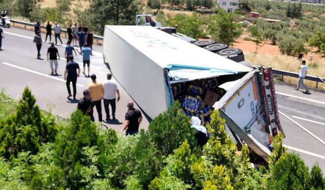 Muz yüklü tır devrildi trafik tıkandı