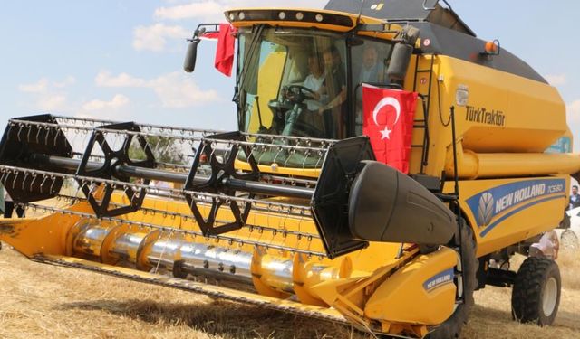 Özgür Özel Diyarbakır’da buğday tarlasında çiftçilerle hasat yaptı