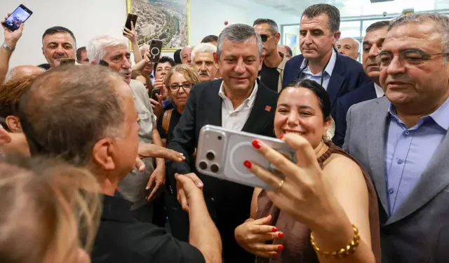 Özgür Özel Diyarbakır'da coşkuyla karşılandı