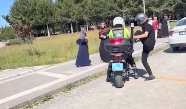 Öğrencilerin yardımına polisler koştu