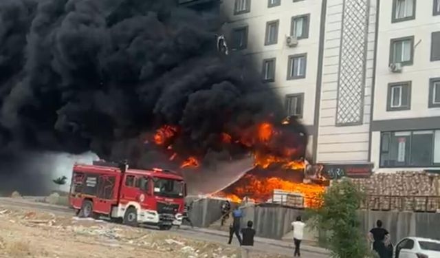 Şanlıurfa'da korkutan depo yangını