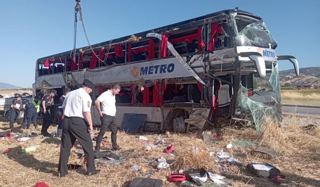 Amasya'da yolcu otobüsü devrildi: 2'si ağır 46 yaralı