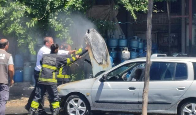 Diyarbakır'da seyir halindeki otomobil bomba gibi patladı