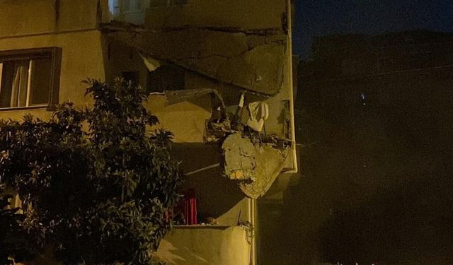 İstanbul'da 5 katlı binanın balkonu çöktü