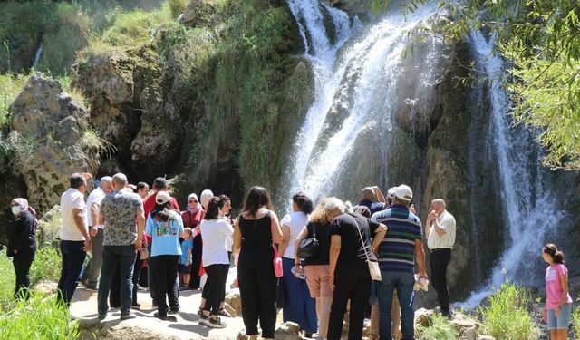 Diyarbakırlılar Girlevik Şelalesi'nde serinliyor