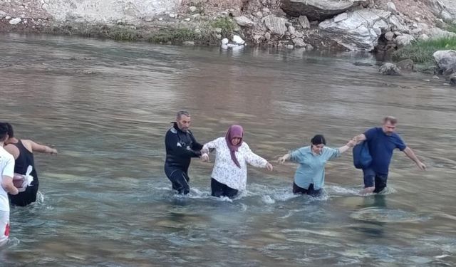 Siirt Kezer Çayı'nda 8 kişi mahsur kaldı