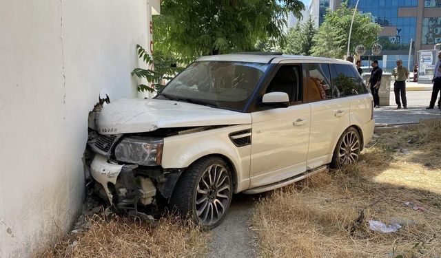 Kontrolden çıktı önce vatandaşa sonra duvara çarptı