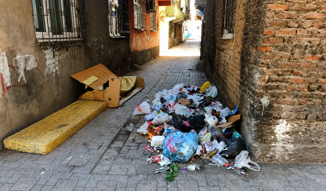 Diyarbakır'da çöp ve koku isyanı: Pencerelerini açamıyorlar