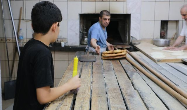 Diyarbakır'da kavurucu sıcakta ekmek mesaisi
