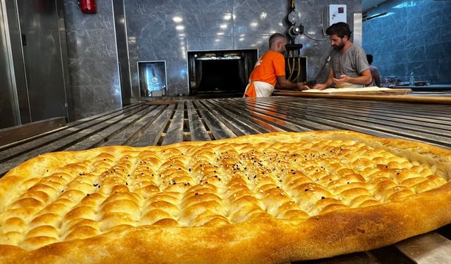 Diyarbakır'da termometre 40'ı gösterdi, fırıncılar 350 derecede mesai yaptı
