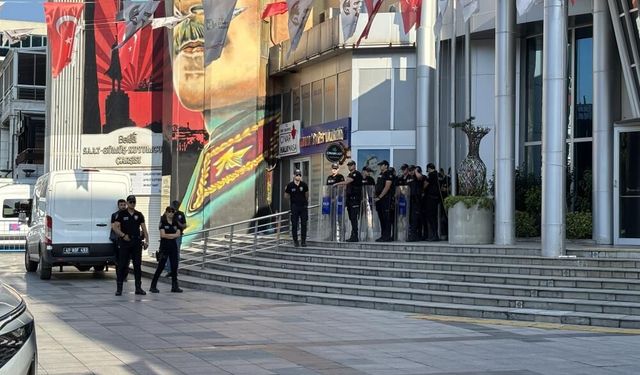 İzmit Belediyesi'nde şafak operasyonu