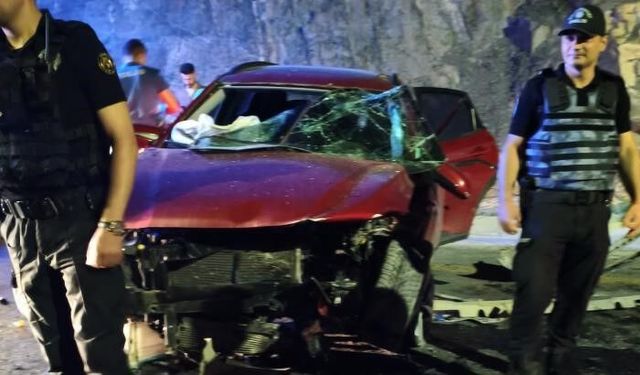 Otomobiller kafa kafaya çarpıştı: 7 kişi yaralandı