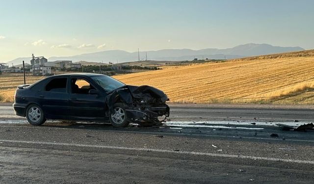 Otomobiller çarpıştı 4 kişi yaralandı