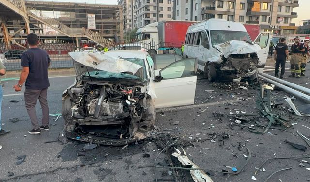 Diyarbakır'da 3 aracın karıştığı kazada 2 yaralı