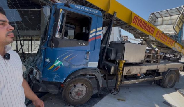 Diyarbakır’da facia ucuz atlatıldı; Yük asansörü kafenin içine girdi