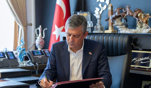 Özgür Özel ve 91 vekil CHP'den istifa etti