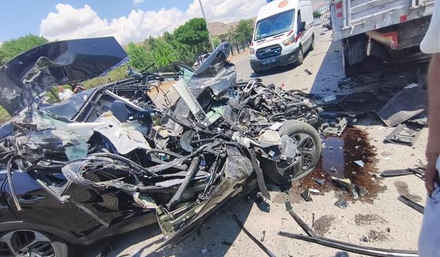 Korkunç kazada otomobil hurdaya döndü: 1 yaralı