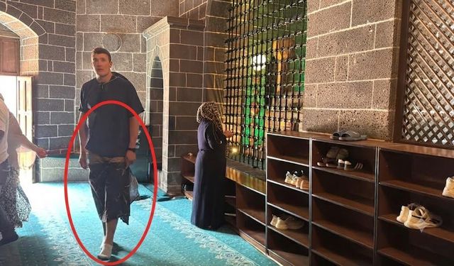 Diyarbakır'da  erkek Fransız turistten anlamlı davranış: Camiye örtünerek girdi