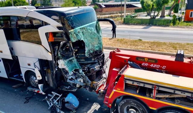 Yolcu otobüsü kaza yaptı: ölü ve yaralılar var