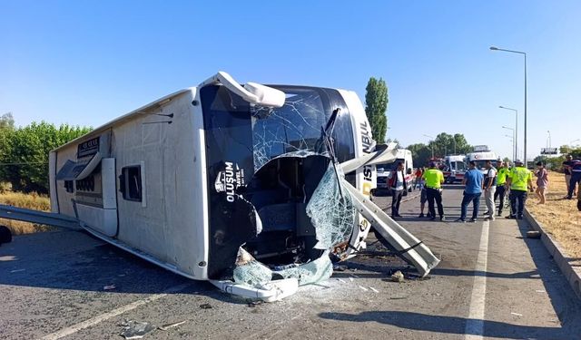 Yolcu otobüsü devrildi: Çok sayıda yaralı