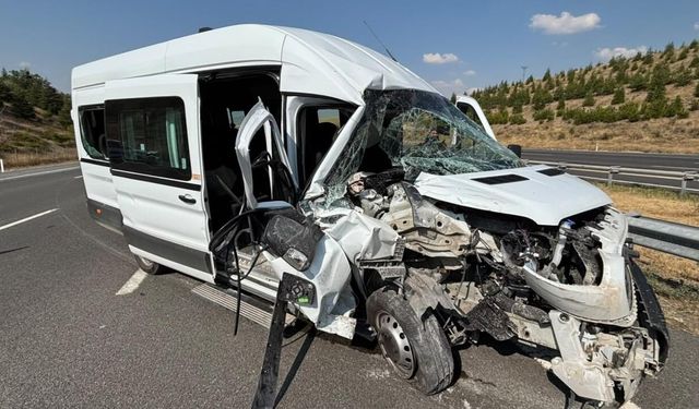 Ankara’da servis minibüsü tıra çarptı: Yaralılar var