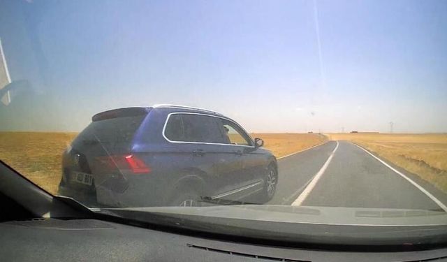 Diyarbakır’da haber peşindeki muhabire taciz: Araç tarlaya savruldu
