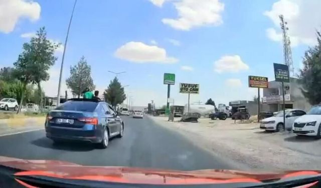 Diyarbakır’da trafikte akılalmaz görüntü: İki çocuk sunrooftan yolculuk yaptı