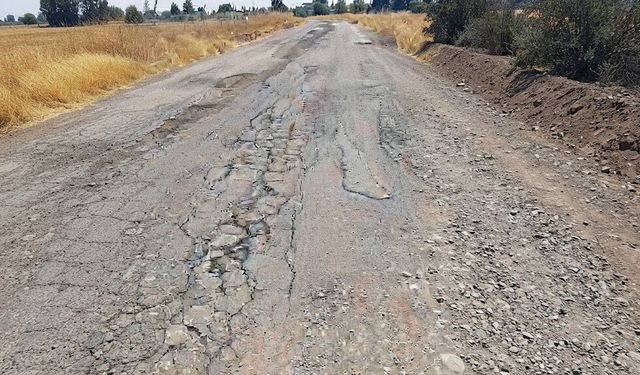 Diyarbakır’da 8 köyün kullandığı yol yıllardır yapılmıyor! Mahalleliden Büyükşehir’e Tepki
