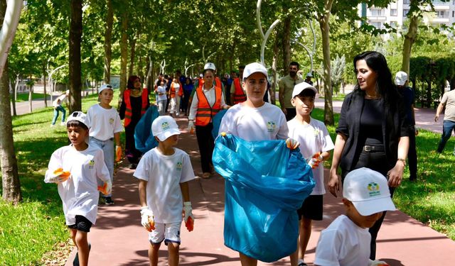Diyarbakır’da çocuklar da temizlik seferberliğine katıldı