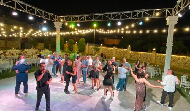 Gelin gelmedi, damat düğünü iptal etmedi!