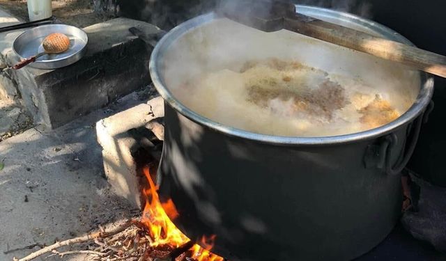 85 yaşında dut pekmezi üretiyorlar