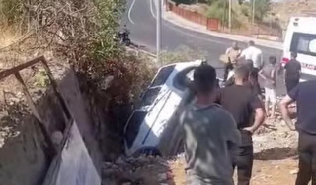 Kafa kafaya çarpışıp çukura düştü