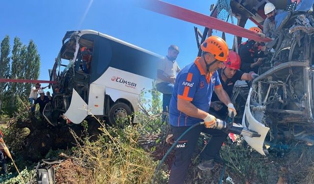 Diyarbakır'da yolcu otobüsü ağaca çıktı: Yaralılar var