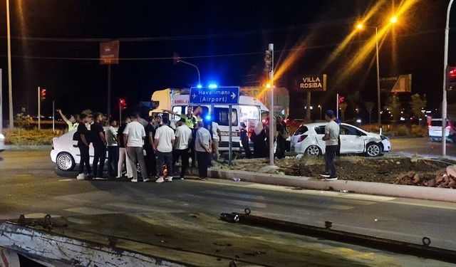 Diyarbakır’da 2 otomobilin çarpıştı: Çok sayıda yaralı