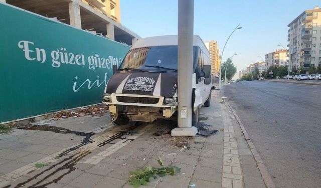 Diyarbakır’da korkutan kaza! Araç direğe çarptı