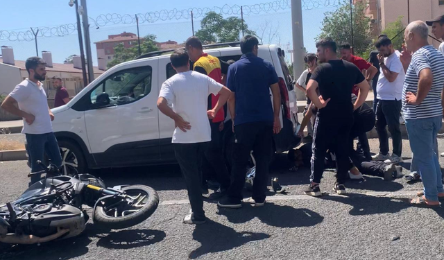 Otomobil, İETT otobüsüne çarptı: 1’i polis memuru 3 kişi öldü