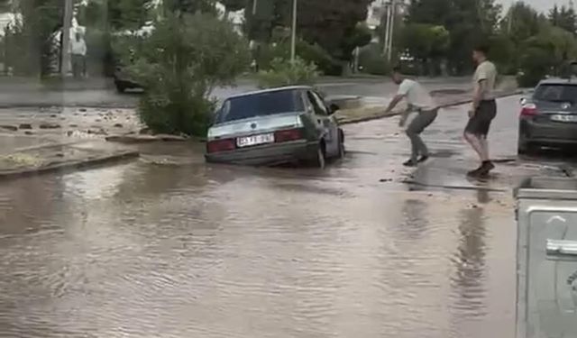 Şebeke suyu patladı Otomobil çukura düştü