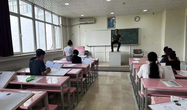 Dicle Üniversitesi’nde Resim-İş Öğretmenliği sınavı: 40 aday ter döktü