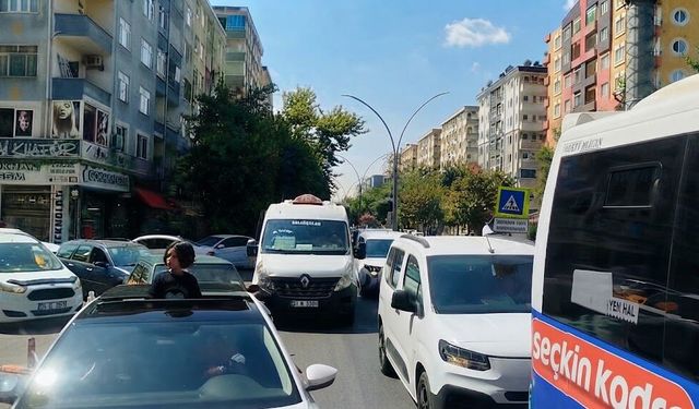 Diyarbakır’da 30 Ağustos provası trafiği kilitledi! Sürücüler sokaklarda mahsur kaldı
