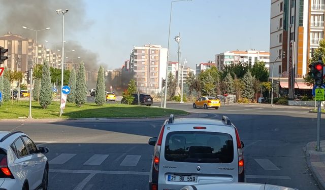 Diyarbakır’da yol kenarındaki kuru otlar alev aldı; Trafik aksadı